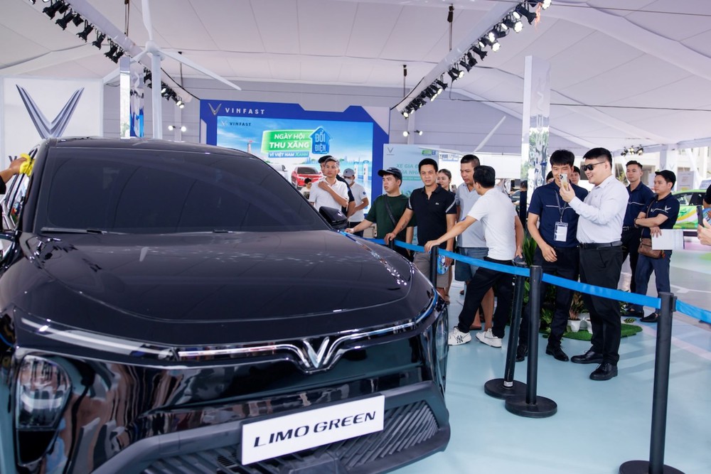 VinFast Limo Green khiến khách Việt mê mẩn tại sự kiện &quot;Thu xăng - Đổi điện&quot; - Ảnh 3.