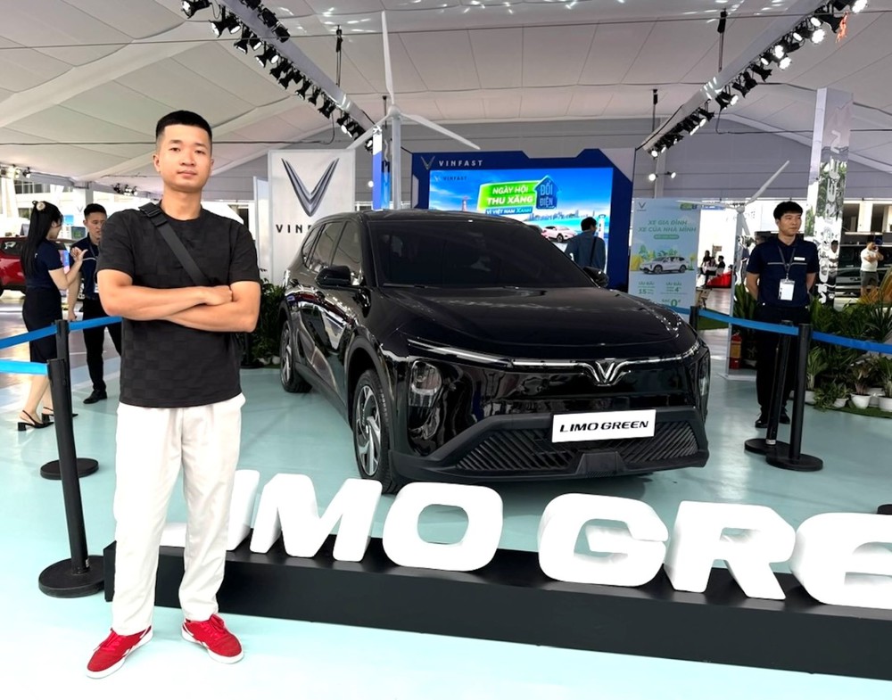 VinFast Limo Green khiến khách Việt mê mẩn tại sự kiện &quot;Thu xăng - Đổi điện&quot; - Ảnh 4.