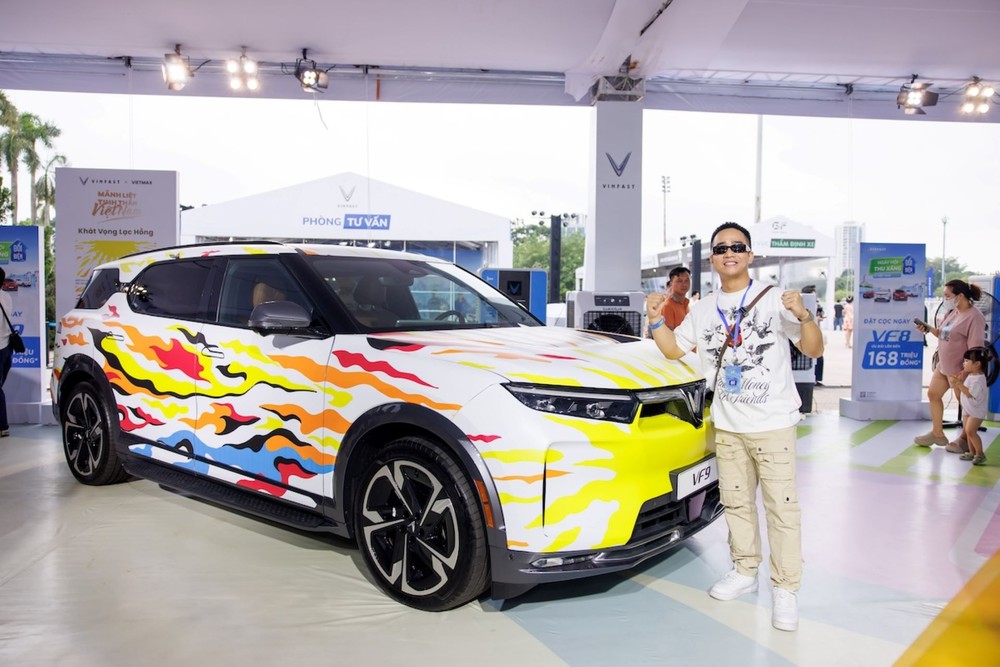 VinFast Limo Green khiến khách Việt mê mẩn tại sự kiện &quot;Thu xăng - Đổi điện&quot; - Ảnh 5.