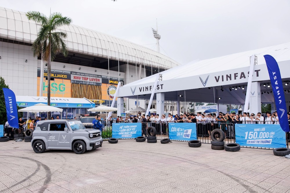 VinFast Limo Green khiến khách Việt mê mẩn tại sự kiện &quot;Thu xăng - Đổi điện&quot; - Ảnh 6.