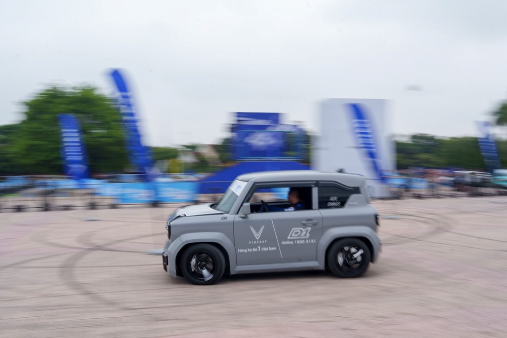 VinFast Limo Green khiến khách Việt mê mẩn tại sự kiện &quot;Thu xăng - Đổi điện&quot; - Ảnh 7.