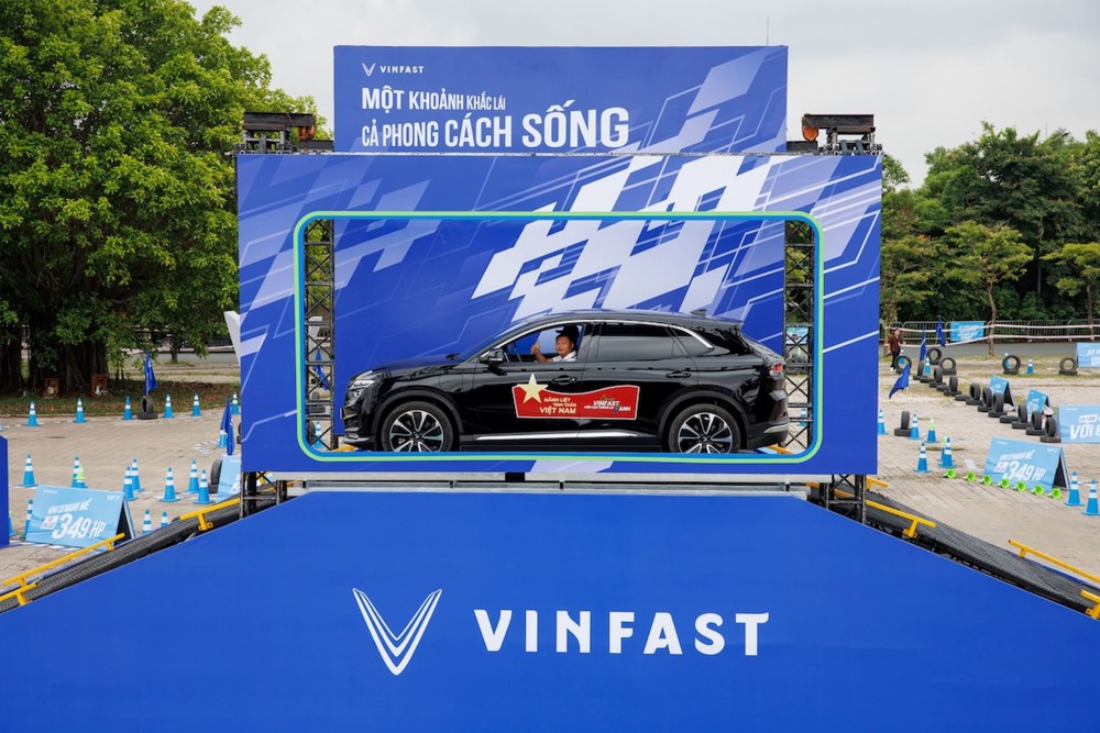 VinFast Limo Green khiến khách Việt mê mẩn tại sự kiện &quot;Thu xăng - Đổi điện&quot; - Ảnh 8.