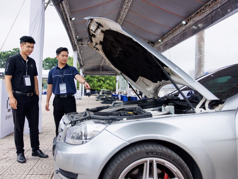 VinFast Limo Green khiến khách Việt mê mẩn tại sự kiện &quot;Thu xăng - Đổi điện&quot; - Ảnh 9.