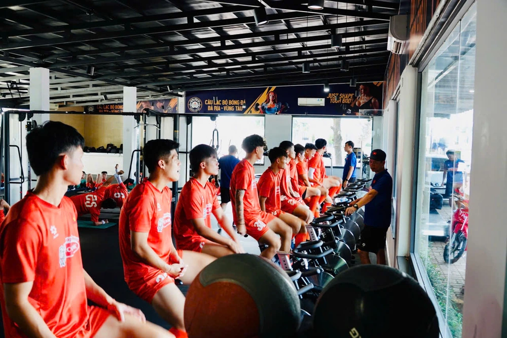 Tiền vệ Việt kiều bị loại, HLV Kim Sang Sik chốt danh sách U23 Việt Nam - Ảnh 2.