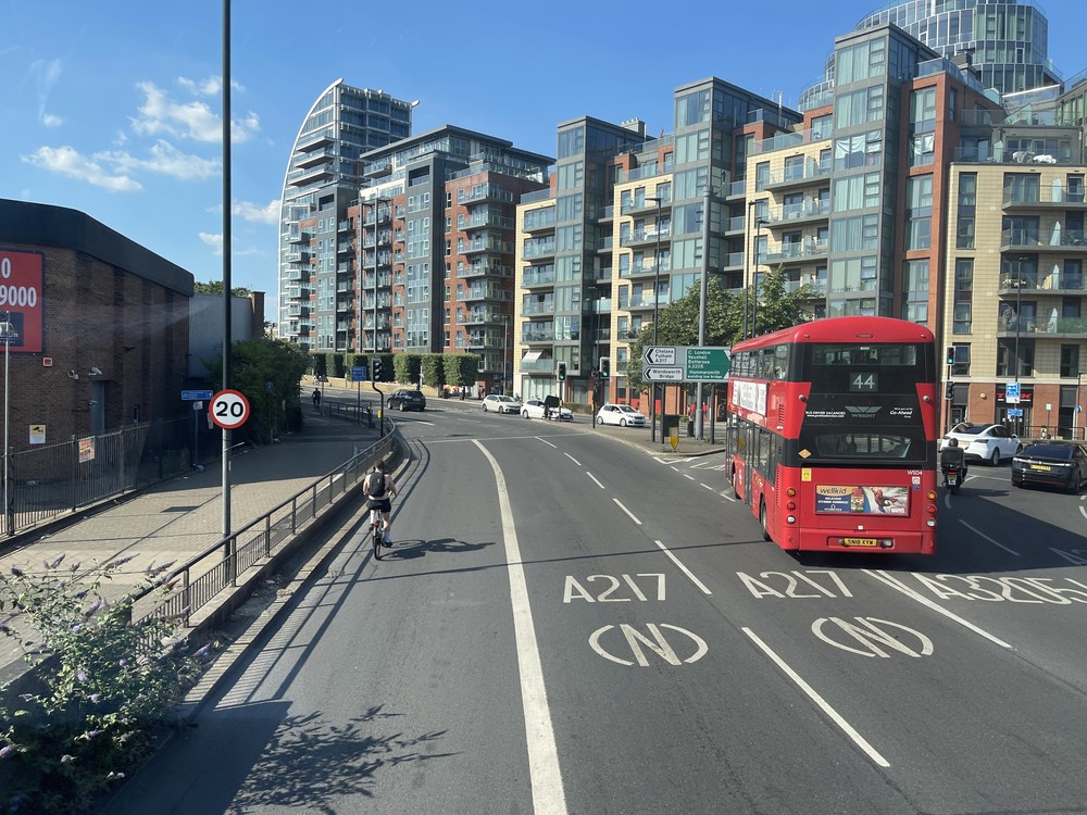 Người dân London đổ tới các công viên tránh nóng - Ảnh 1.