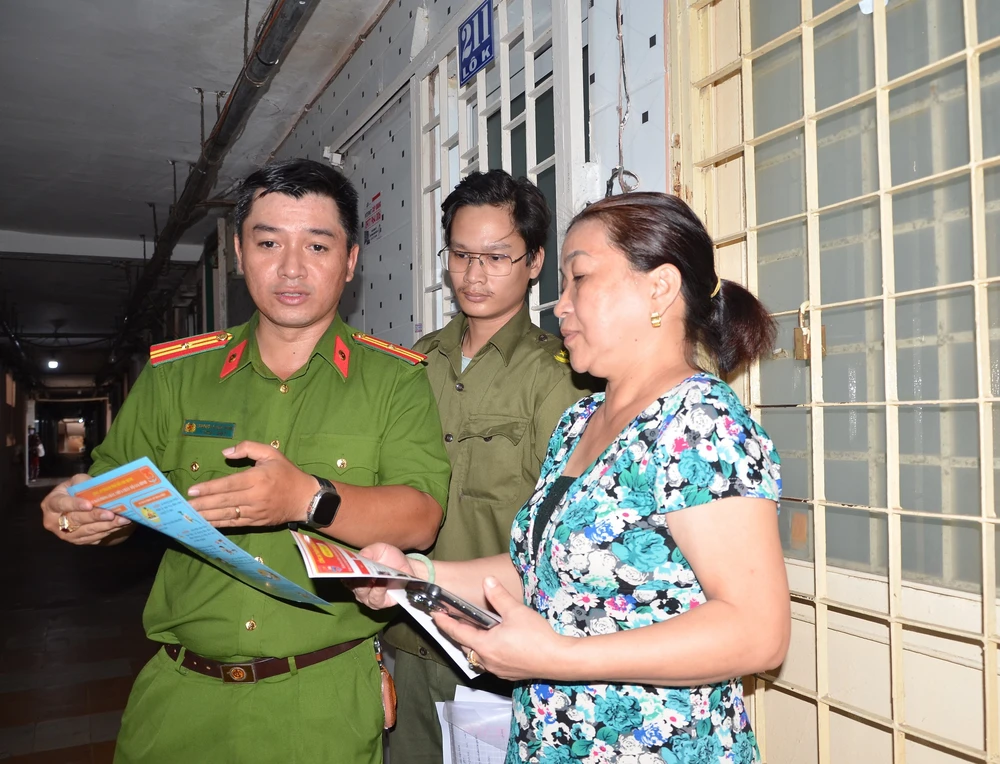 Công an Thành phố Hồ Chí Minh ra quân vận động người dân tháo gỡ “chuồng cọp” tại các chung cư - Ảnh 1. Công an Thành phố Hồ Chí Minh ra quân vận động người dân tháo gỡ “chuồng cọp” tại các chung cư - Ảnh 1.