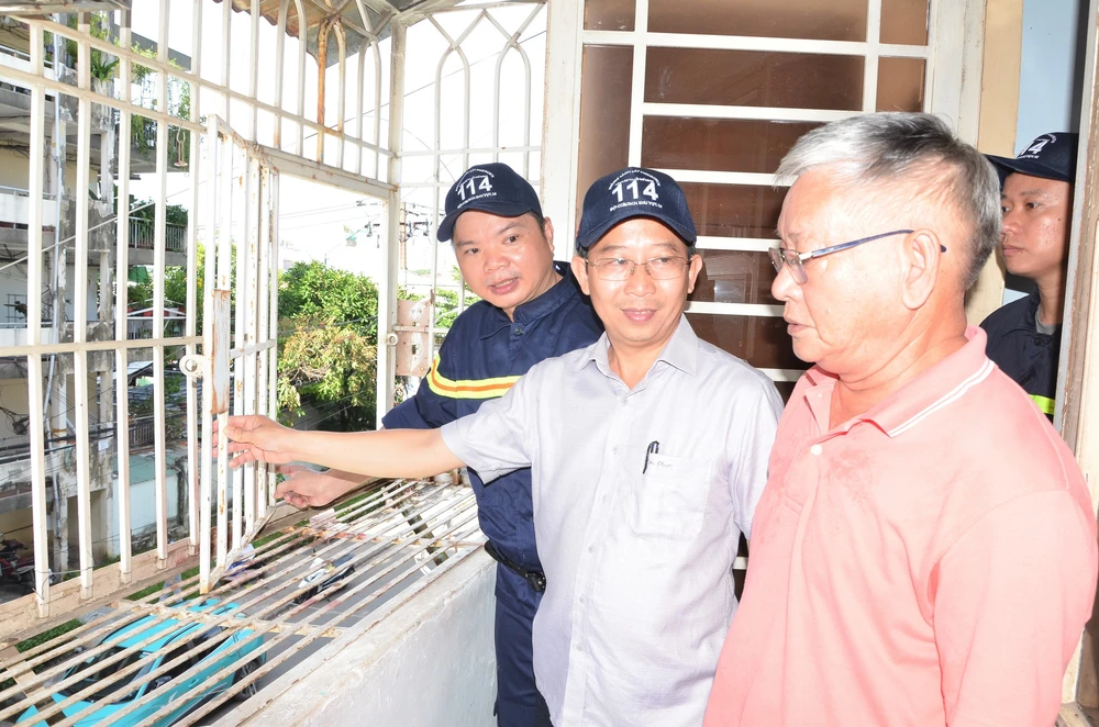 Công an Thành phố Hồ Chí Minh ra quân vận động người dân tháo gỡ “chuồng cọp” tại các chung cư - Ảnh 6. Công an Thành phố Hồ Chí Minh ra quân vận động người dân tháo gỡ “chuồng cọp” tại các chung cư - Ảnh 6.