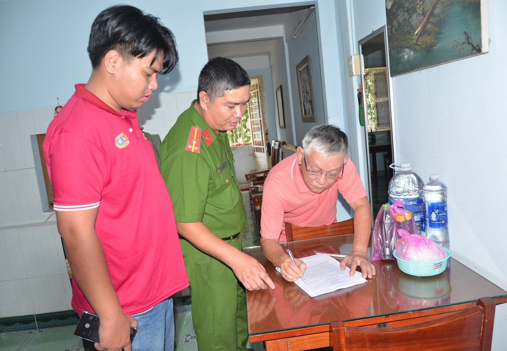 Công an Thành phố Hồ Chí Minh ra quân vận động người dân tháo gỡ “chuồng cọp” tại các chung cư - Ảnh 2. Công an Thành phố Hồ Chí Minh ra quân vận động người dân tháo gỡ “chuồng cọp” tại các chung cư - Ảnh 2.
