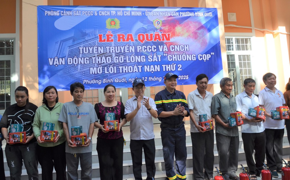 Công an Thành phố Hồ Chí Minh ra quân vận động người dân tháo gỡ “chuồng cọp” tại các chung cư - Ảnh 4. Công an Thành phố Hồ Chí Minh ra quân vận động người dân tháo gỡ “chuồng cọp” tại các chung cư - Ảnh 4.