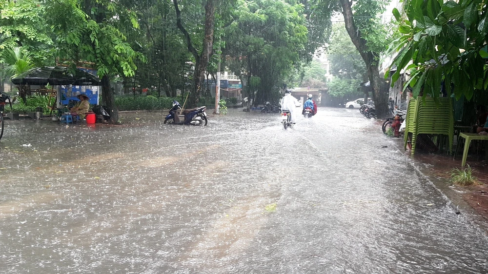 Cảnh báo mưa dông ở Hà Nội và mưa lớn cục bộ ở nhiều khu vực - Ảnh 2.