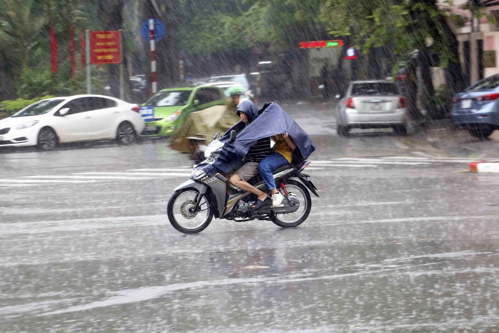 Cảnh báo mưa dông ở Hà Nội và mưa lớn cục bộ ở nhiều khu vực - Ảnh 1.