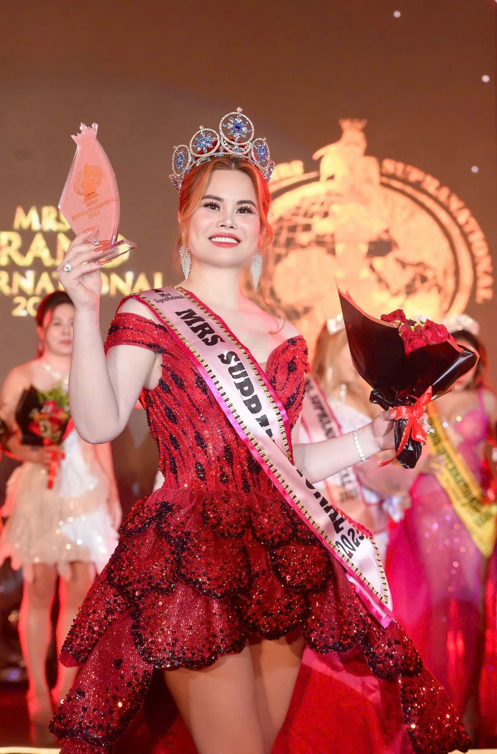 Tiến sĩ Nguyễn Thị Huyên đăng quang Mrs Supranational 2025 - Ảnh 1.