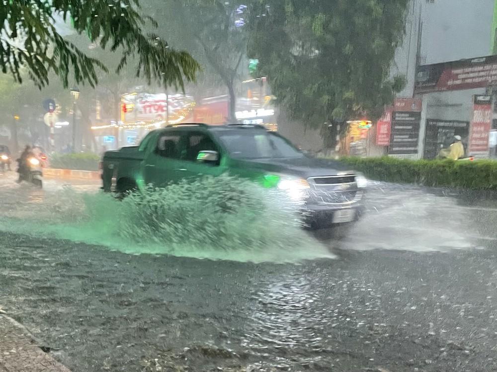 Thời tiết ngày 13/7: Mưa dông diện rộng, biển động, cảnh báo thiên tai cấp 1 - Ảnh 1. Thời tiết ngày 13/7: Mưa dông diện rộng, biển động, cảnh báo thiên tai cấp 1 - Ảnh 1.