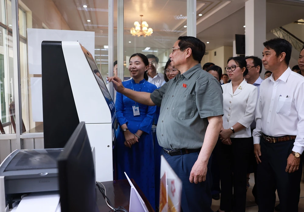 Thủ tướng thăm Trung tâm Phục vụ hành chính công phường Ninh Kiều - Ảnh 3. Thủ tướng thăm Trung tâm Phục vụ hành chính công phường Ninh Kiều - Ảnh 3.