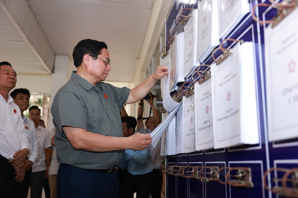 Thủ tướng thăm Trung tâm Phục vụ hành chính công phường Ninh Kiều - Ảnh 2. Thủ tướng thăm Trung tâm Phục vụ hành chính công phường Ninh Kiều - Ảnh 2.