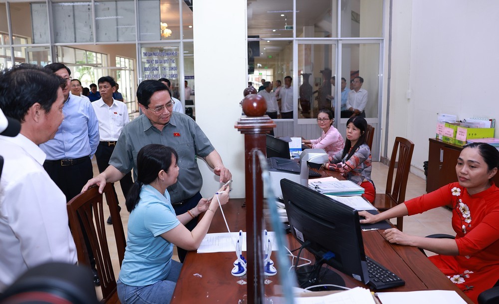 Thủ tướng thăm Trung tâm Phục vụ hành chính công phường Ninh Kiều - Ảnh 1. Thủ tướng thăm Trung tâm Phục vụ hành chính công phường Ninh Kiều - Ảnh 1.