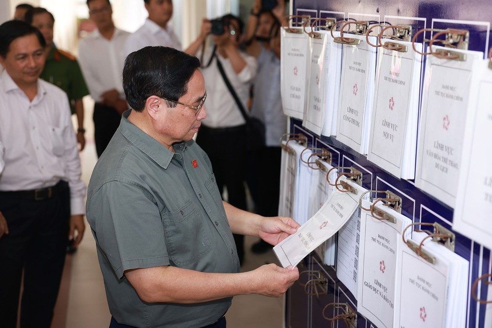 Thủ tướng thăm Trung tâm Phục vụ hành chính công phường Ninh Kiều - Ảnh 4. Thủ tướng thăm Trung tâm Phục vụ hành chính công phường Ninh Kiều - Ảnh 4.