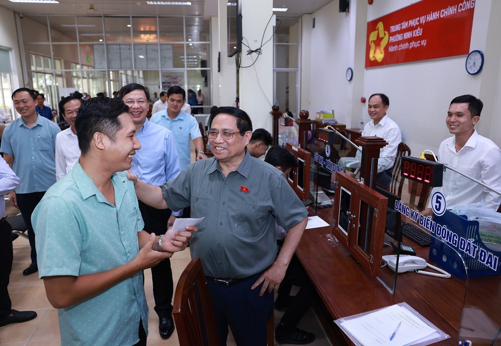Thủ tướng thăm Trung tâm Phục vụ hành chính công phường Ninh Kiều - Ảnh 7. Thủ tướng thăm Trung tâm Phục vụ hành chính công phường Ninh Kiều - Ảnh 7.