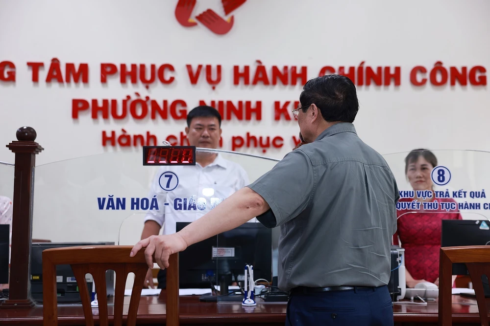 Thủ tướng thăm Trung tâm Phục vụ hành chính công phường Ninh Kiều - Ảnh 6. Thủ tướng thăm Trung tâm Phục vụ hành chính công phường Ninh Kiều - Ảnh 6.