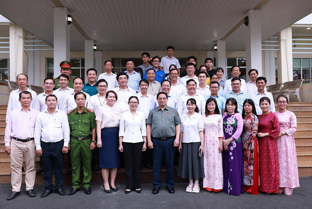 Thủ tướng Phạm Minh Chính: Điều quan trọng trong chính quyền địa phương 2 cấp là chuyển trạng thái từ thụ động sang chủ động phục vụ - Ảnh 1.