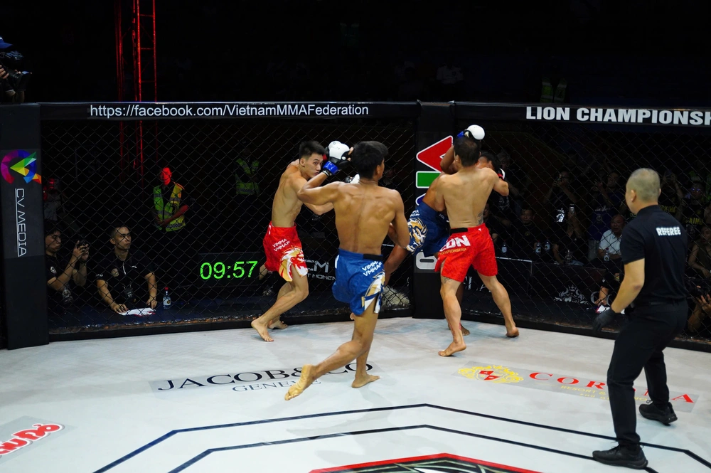LION Championship 24: Võ sĩ Việt Nam thắng áp đảo võ sĩ Trung Quốc, “Conor Việt Nam” gây sốt với cú đá hạ knock-out - Ảnh 2.