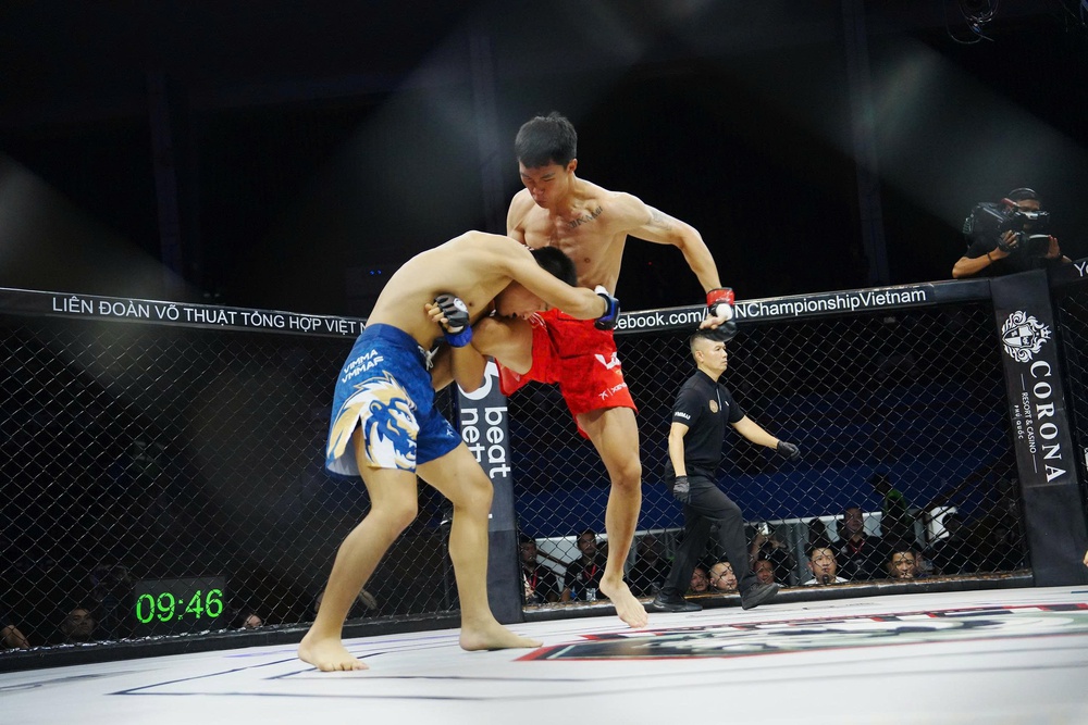 LION Championship 24: Võ sĩ Việt Nam thắng áp đảo võ sĩ Trung Quốc, “Conor Việt Nam” gây sốt với cú đá hạ knock-out - Ảnh 1.
