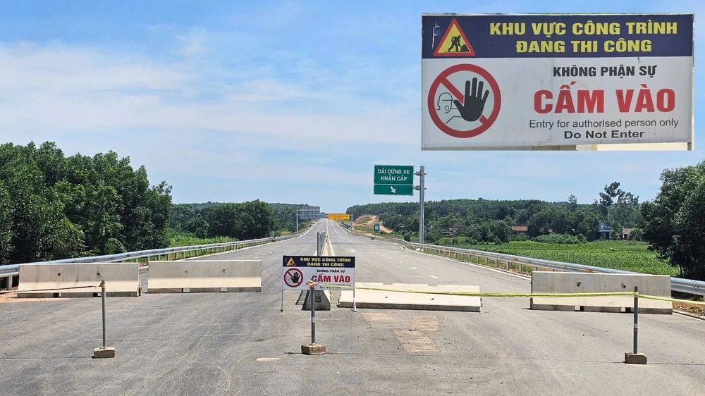 Lắp thêm biển cảnh báo ra, vào cao tốc Vạn Ninh - Cam Lộ - Ảnh 1.