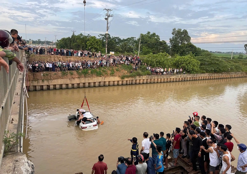 Vụ ô tô tông nhiều xe máy rơi xuống sông tại Nghệ An: Tìm thấy nạn nhân cuối cùng - Ảnh 1.