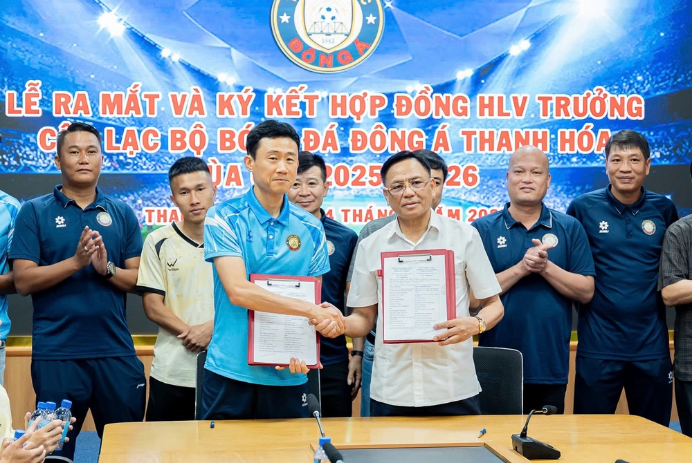 Tin nóng bóng đá Việt hôm nay 15/7: HLV Kim Sang Sik họp báo; CLB Thanh Hóa ra mắt HLV Hàn Quốc - Ảnh 2.