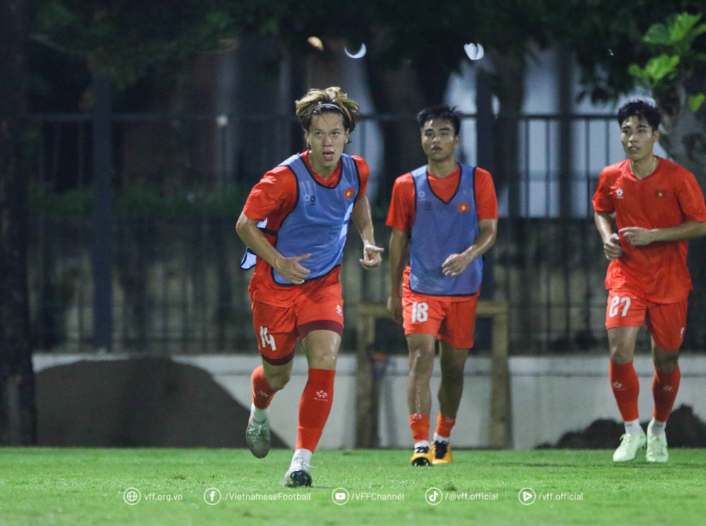 U23 Việt Nam hào hứng trong buổi tập đầu tại Indonesia - Ảnh 1.