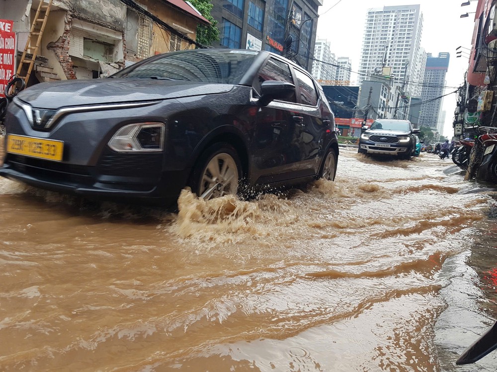 Mưa lớn chiều 14/7, khiến nhiều tuyến phố Hà Nội bị ngập úng - Ảnh 5.