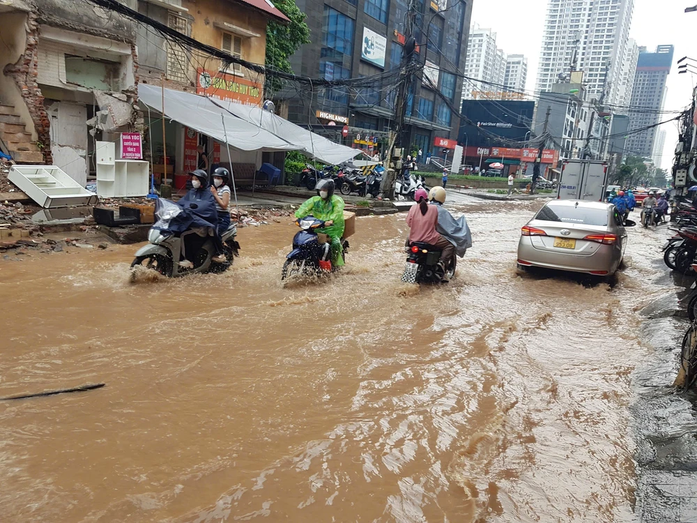 Mưa lớn chiều 14/7, khiến nhiều tuyến phố Hà Nội bị ngập úng - Ảnh 6.