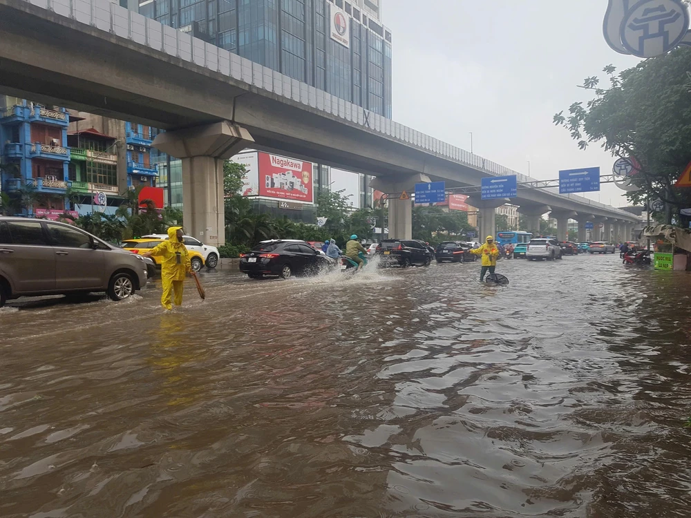 Mưa lớn chiều 14/7, khiến nhiều tuyến phố Hà Nội bị ngập úng - Ảnh 4.