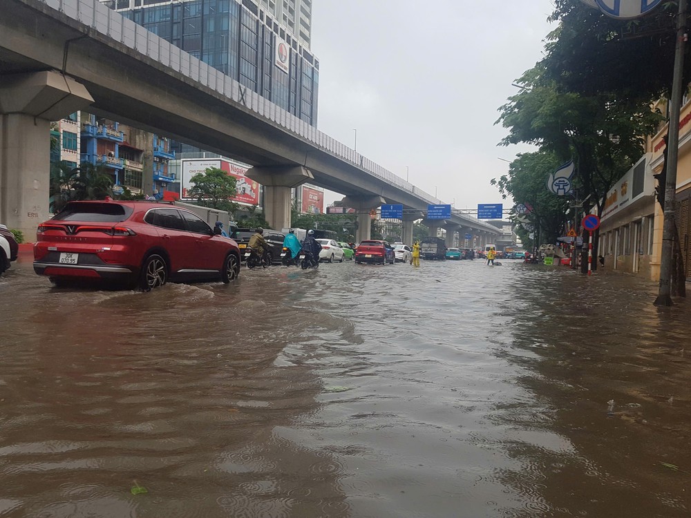 Mưa lớn chiều 14/7, khiến nhiều tuyến phố Hà Nội bị ngập úng - Ảnh 2.