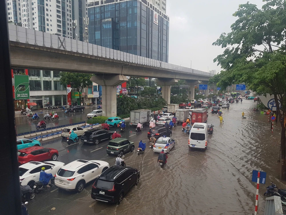 Mưa lớn chiều 14/7, khiến nhiều tuyến phố Hà Nội bị ngập úng - Ảnh 1.