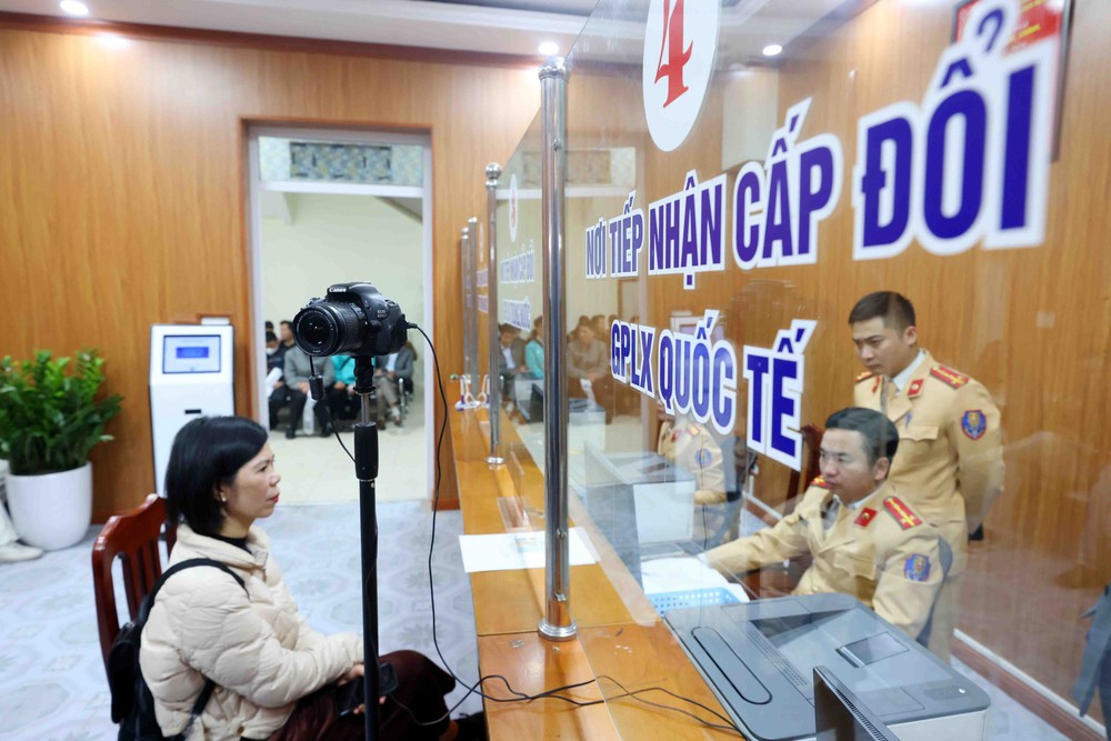Cục Cảnh sát giao thông thông tin về việc cập nhật giấy phép lái xe trên VNeID - Ảnh 1.