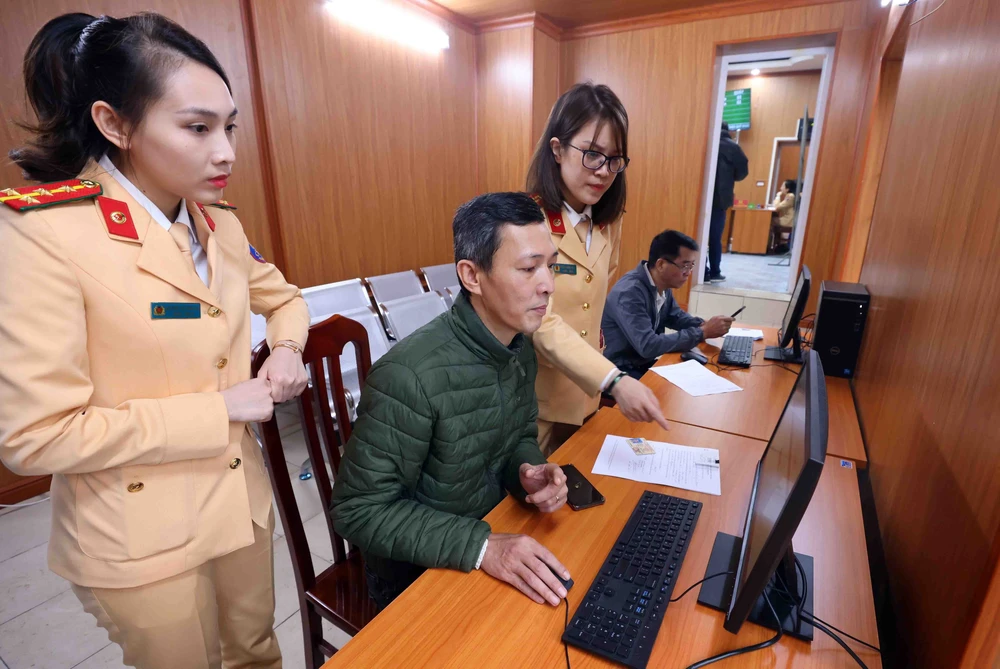 Cục Cảnh sát giao thông thông tin về việc cập nhật giấy phép lái xe trên VNeID - Ảnh 2.