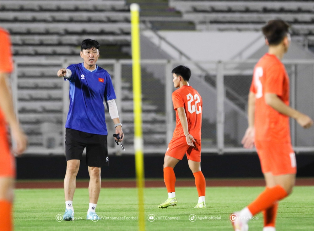 HLV Kim Sang Sik ‘trinh sát’ đối thủ, U23 Việt Nam tăng tốc chuẩn bị gặp Lào - Ảnh 1.