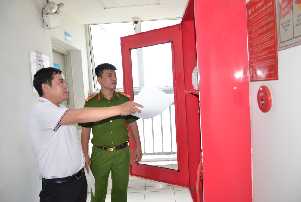 Cư dân chung cư Thành phố Hồ Chí Minh đồng loạt tháo dỡ “chuồng cọp” - Ảnh 1.