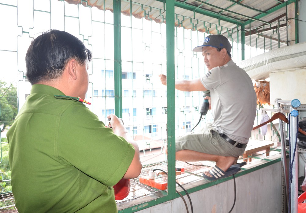 Cư dân chung cư Thành phố Hồ Chí Minh đồng loạt tháo dỡ “chuồng cọp” - Ảnh 2.