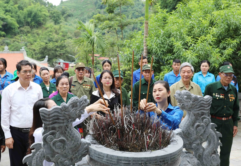 75 năm Ngày truyền thống lực lượng thanh niên xung phong: Tưởng nhớ các anh hùng liệt sỹ tại Ngã ba Cò Nòi - Ảnh 2.