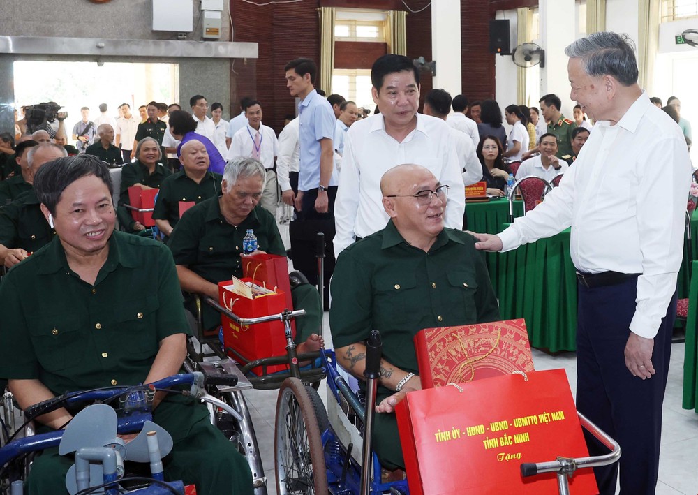 Tổng Bí thư Tô Lâm: Người có công là tài sản quý, là biểu tượng của ý chí, nghị lực Việt Nam - Ảnh 9. Tổng Bí thư Tô Lâm: Người có công là tài sản quý, là biểu tượng của ý chí, nghị lực Việt Nam - Ảnh 9.