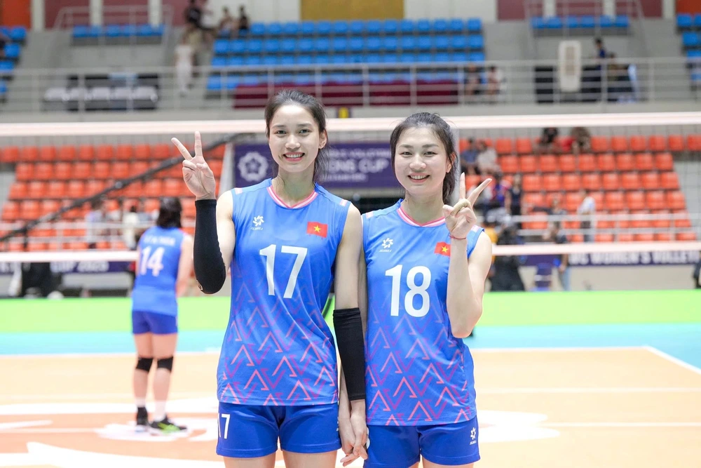 Phụ công xinh đẹp của đội tuyển bóng chuyền nữ Việt Nam khoe dáng khi thi đấu ở Trung Quốc - Ảnh 2.
