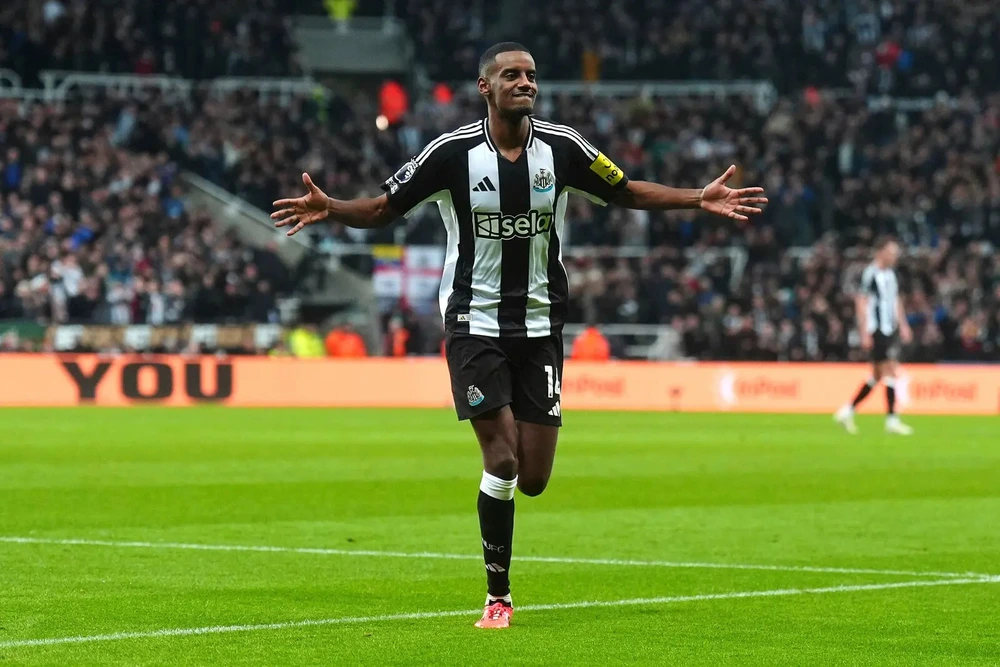 Liverpool hỏi mua Isak: Ngôi sao của Newcastle thực sự đáng giá bao nhiêu? - Ảnh 1. Liverpool hỏi mua Isak: Ngôi sao của Newcastle thực sự đáng giá bao nhiêu? - Ảnh 1.