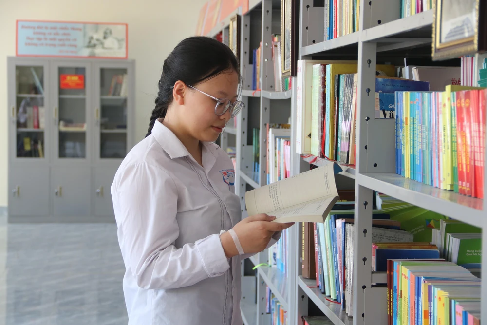 Từ thôn Kiều Thần đến Đại học Ngoại thương: Hành trình của nữ thủ khoa khối A00 - Ảnh 1.