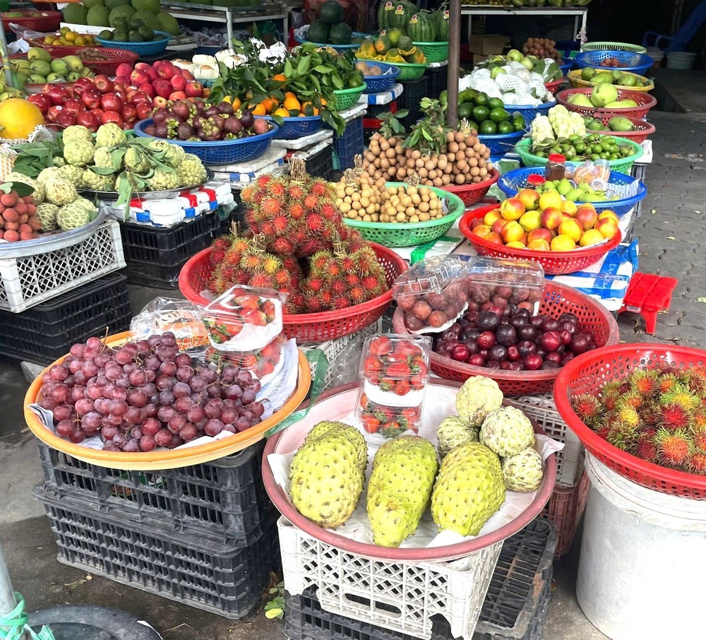 Nỗi lo an toàn từ trái cây nhập khẩu giá rẻ, không nguồn gốc - Ảnh 1.