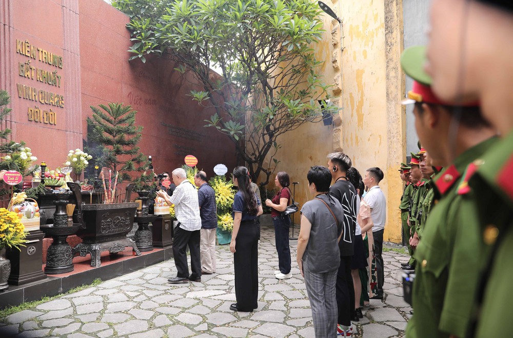 Triển lãm chuyên đề &quot;Bút sắc, lòng son&quot; - Ảnh 2.