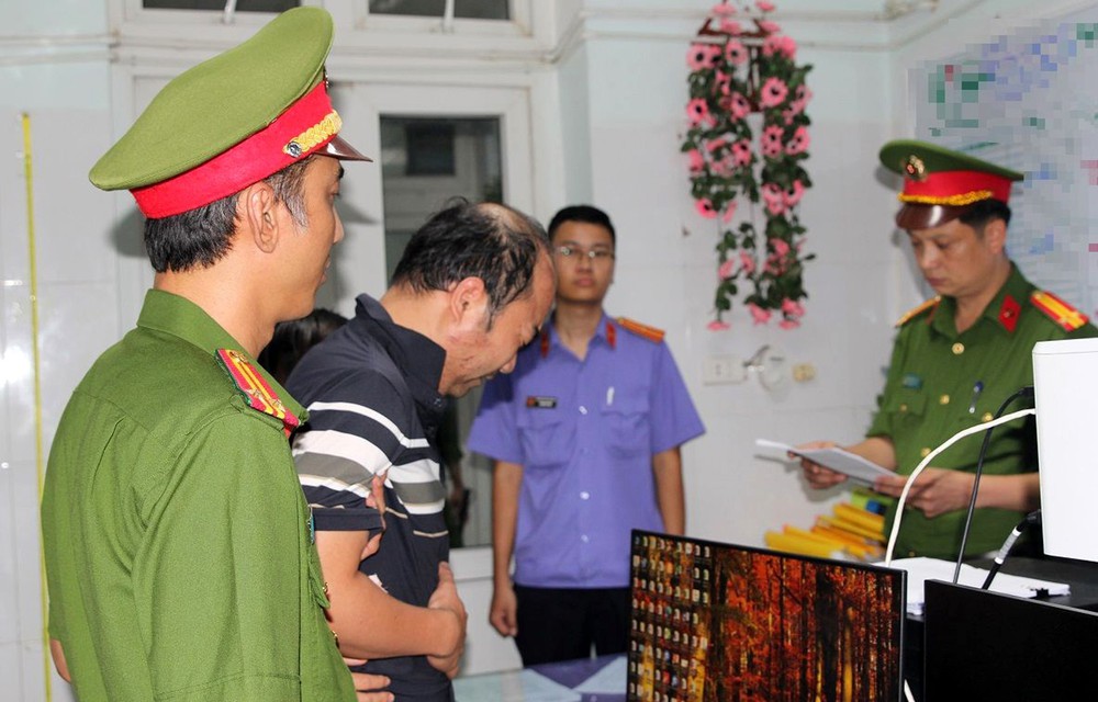 Vụ ô tô tông nhiều xe máy rơi xuống sông tại Nghệ An: Tạm giữ hình sự tài xế gây tai nạn  - Ảnh 2.