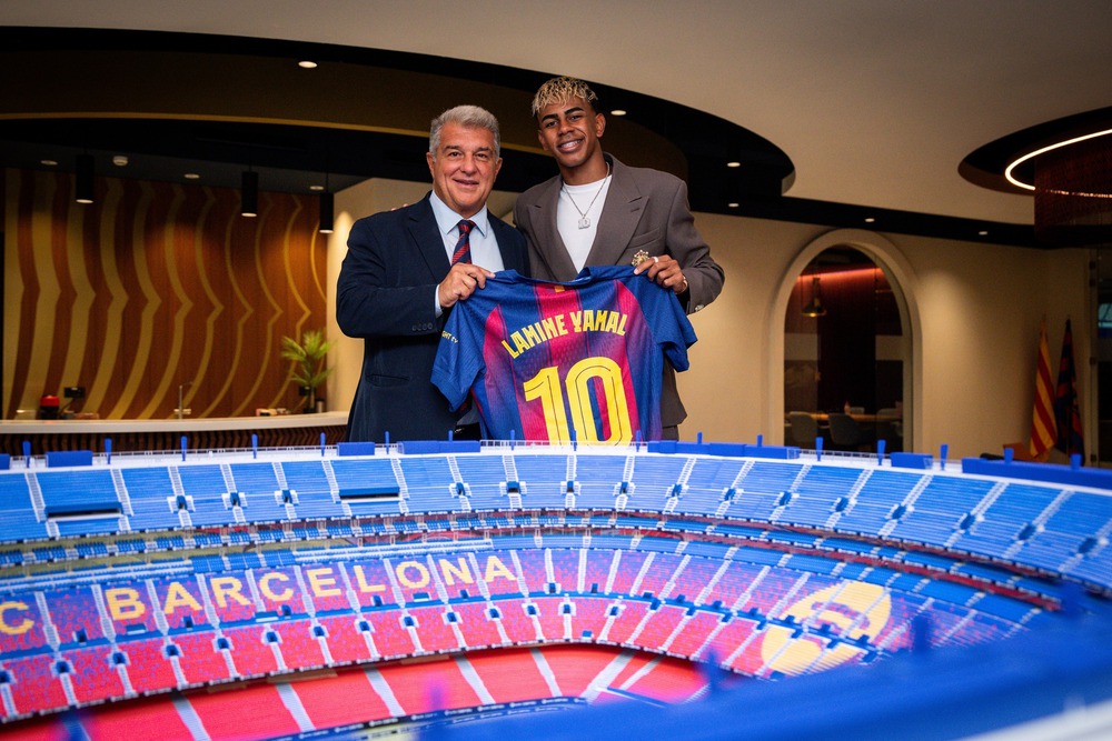 Lamine Yamal chính thức được trao số áo huyền thoại ở Barcelona - Ảnh 1. Lamine Yamal chính thức được trao số áo huyền thoại ở Barcelona - Ảnh 1.
