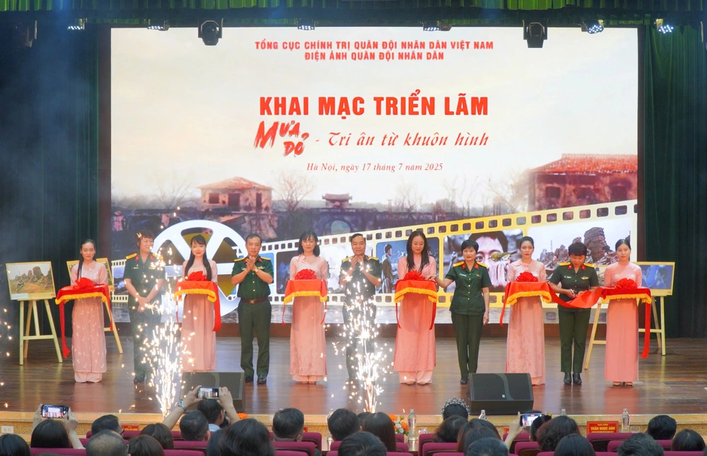 Triển lãm ảnh 'Mưa đỏ': Nén tâm nhang nghệ thuật, khắc ghi trận chiến lịch sử - Ảnh 1.